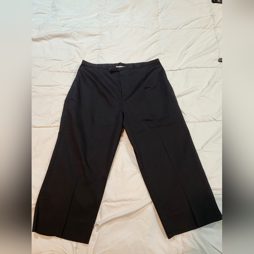 Kim Rogers Black Capri Pants. Size 8. Never worn.